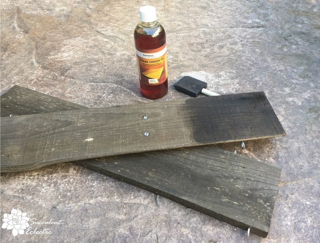 Boiled linseed oil protects the wood in pallet wood projects